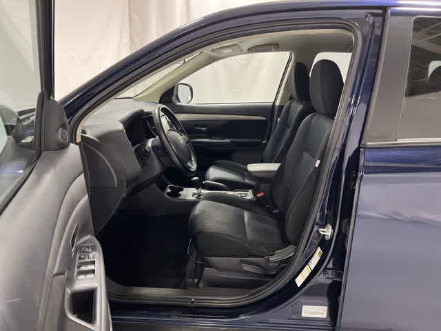 Thumbnail: 2014 Mitsubishi Outlander - 10