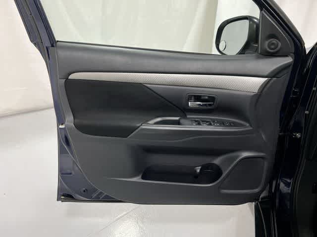 Thumbnail: 2014 Mitsubishi Outlander - 34