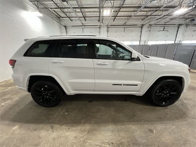 Thumbnail: 2017 Jeep Grand Cherokee - 15