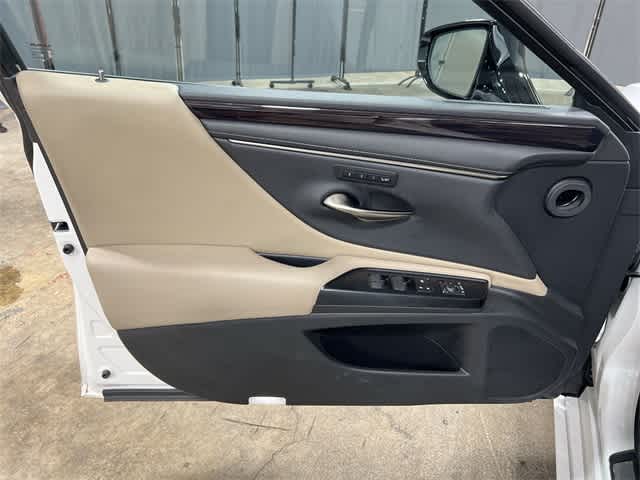 Thumbnail: 2020 Lexus ES - 36