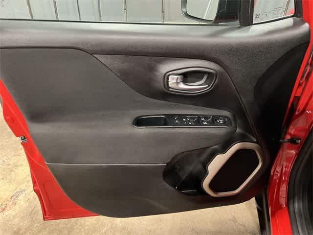 Thumbnail: 2017 Jeep Renegade - 34