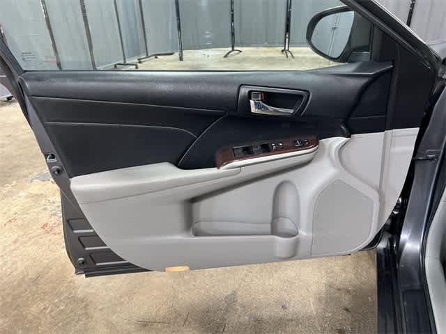 2014 Toyota Camry XLE 37