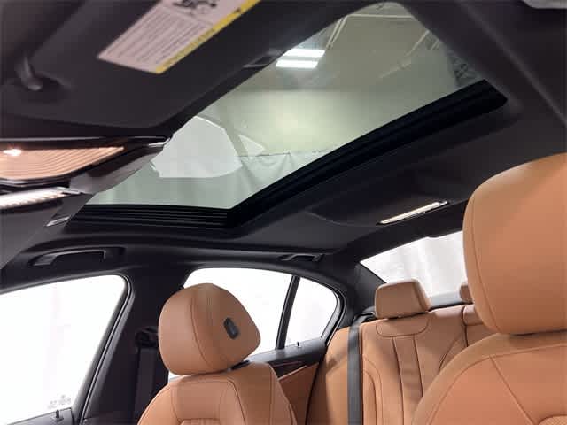 Thumbnail: 2023 BMW 5 Series - 23