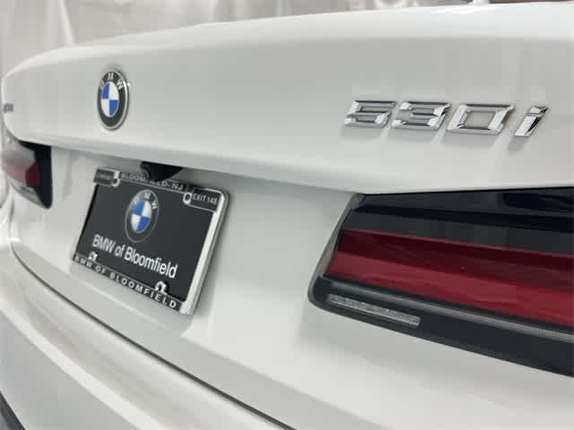 Thumbnail: 2023 BMW 5 Series - 17