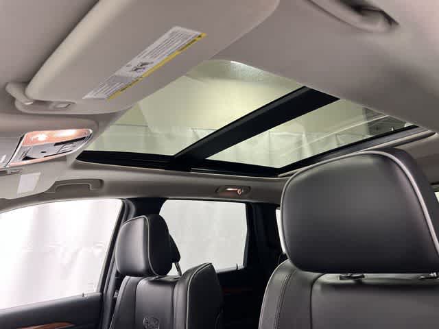 Thumbnail: 2012 Jeep Grand Cherokee - 23