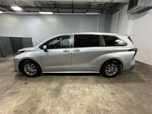 Thumbnail: 2021 Toyota Sienna - 11