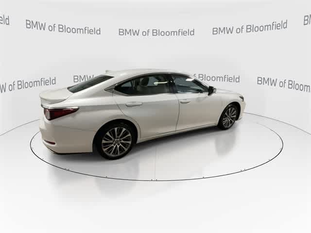 Thumbnail: 2020 Lexus ES - 8