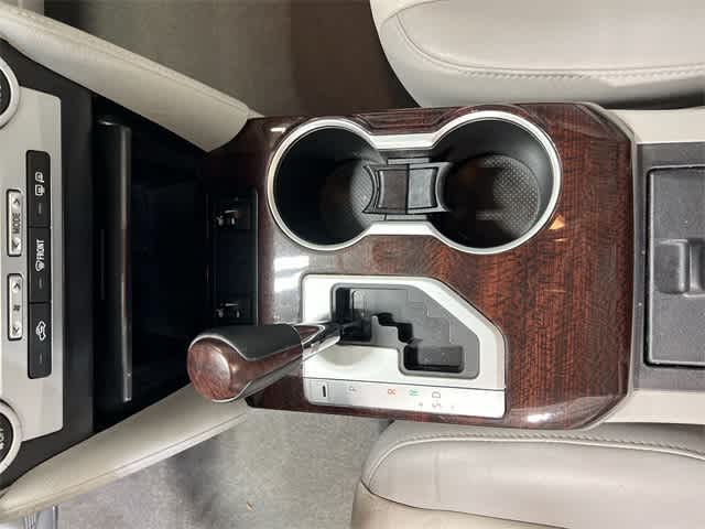2014 Toyota Camry XLE 32