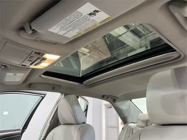 2014 Toyota Camry XLE 24