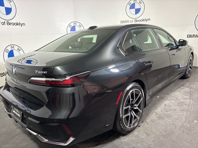 2026 Bmw 750e photo 2