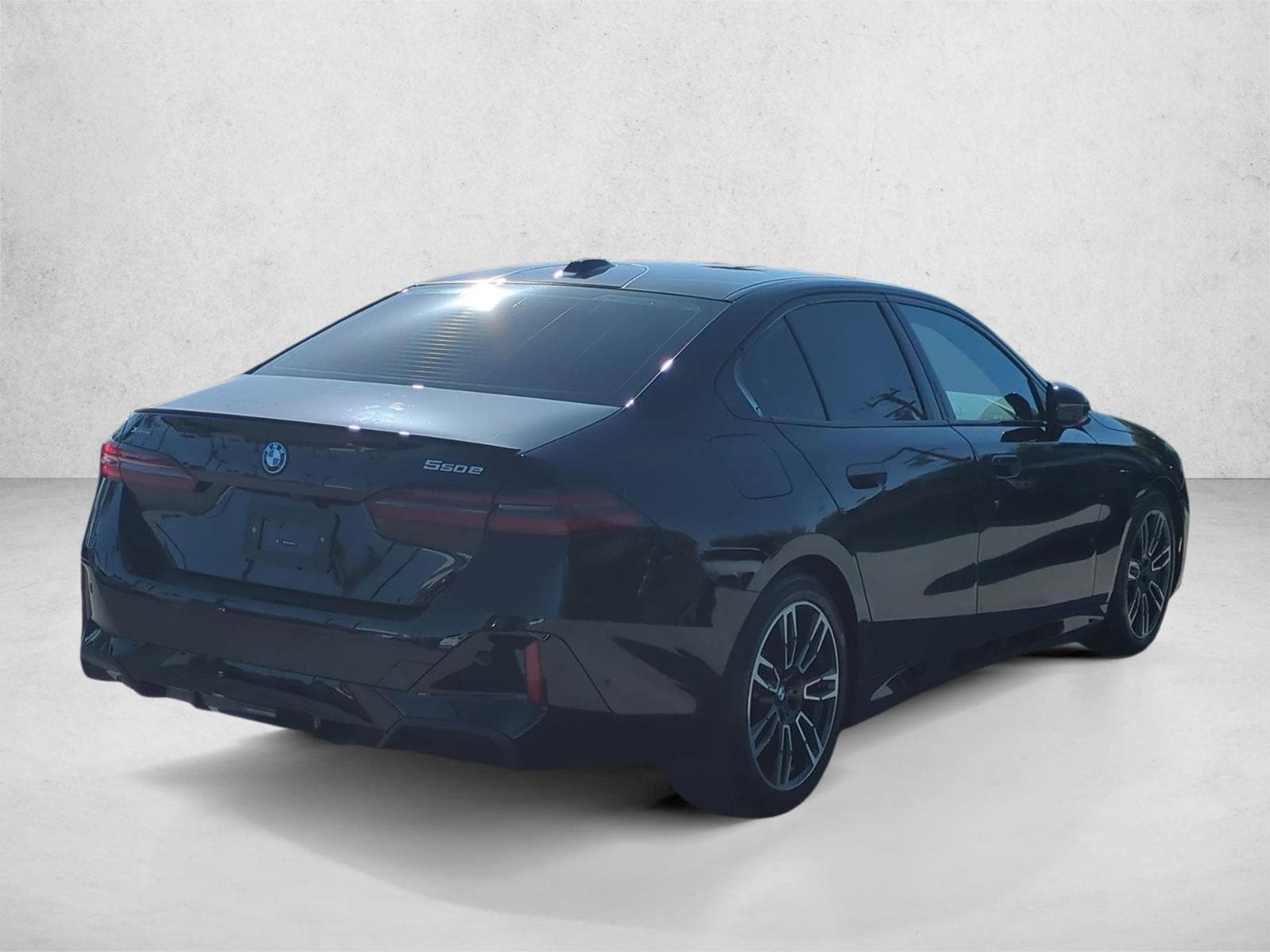 2026 BMW 550e xDrive photo 4