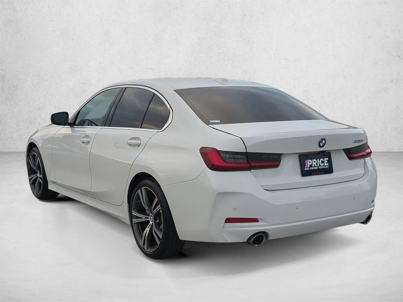 2024 BMW 330i photo 3