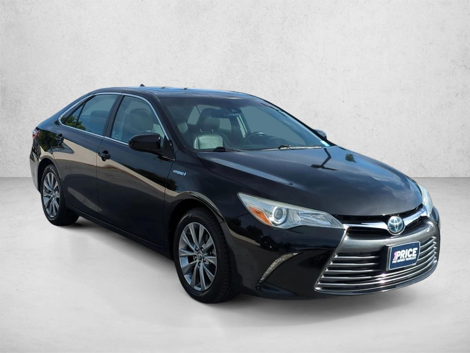 2015 Toyota Camry Hybrid XLE photo 2