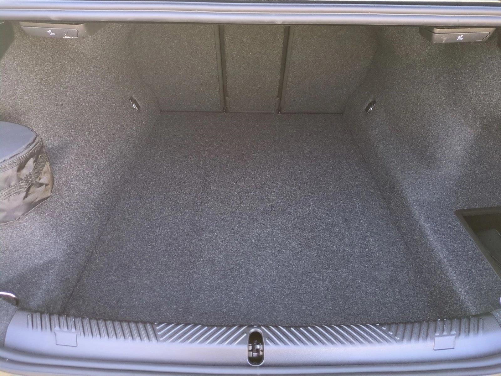 2026 BMW 550e xDrive photo 5