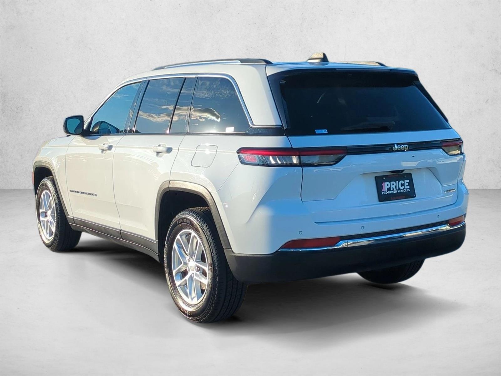 2023 Jeep Grand Cherokee Laredo photo 3