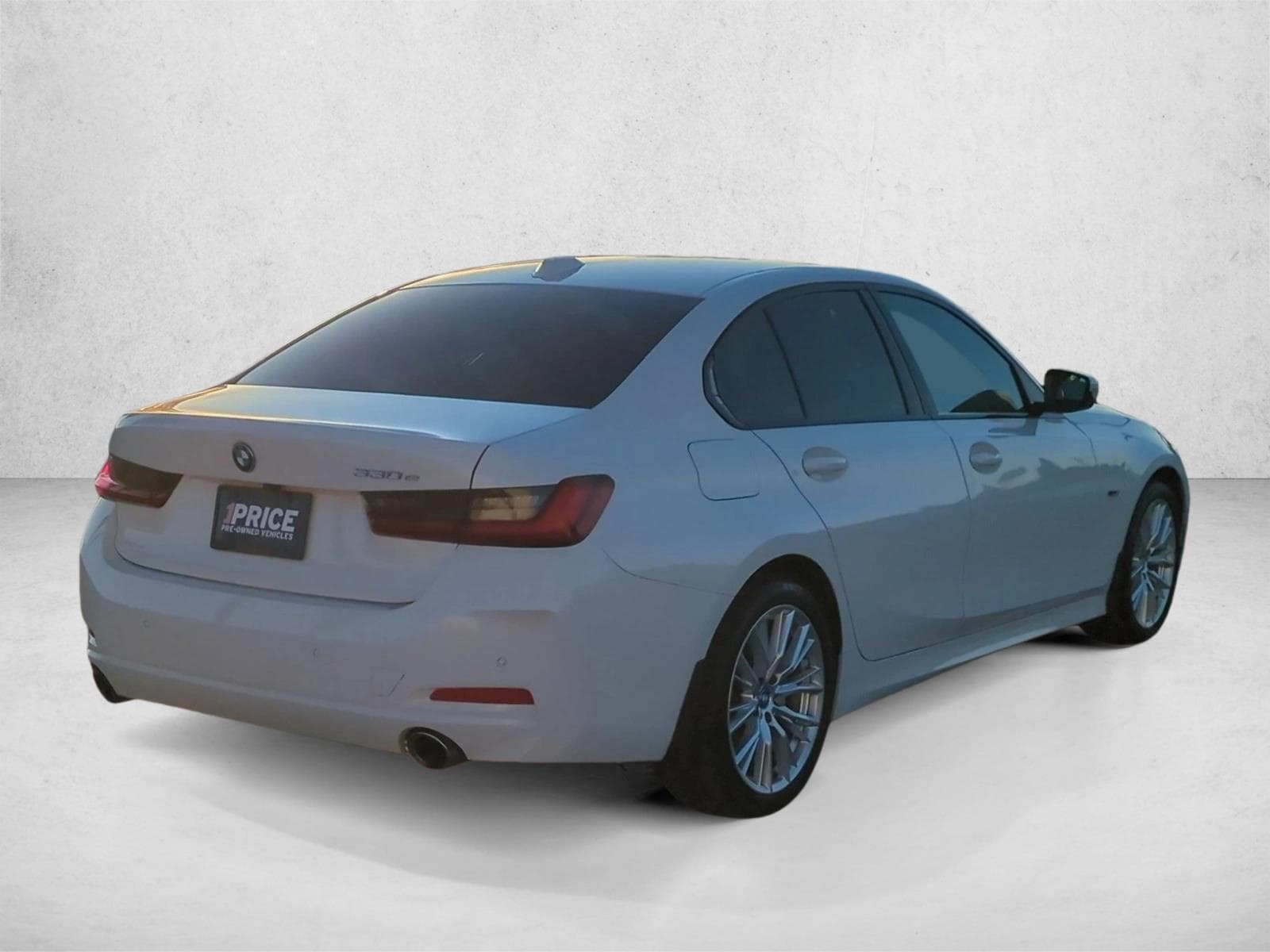 2023 BMW 330e photo 4