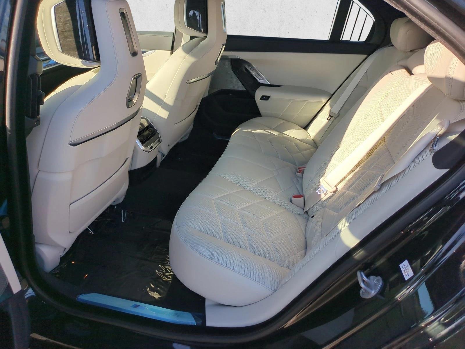 2025 BMW 7 Series 760i - Photo 16