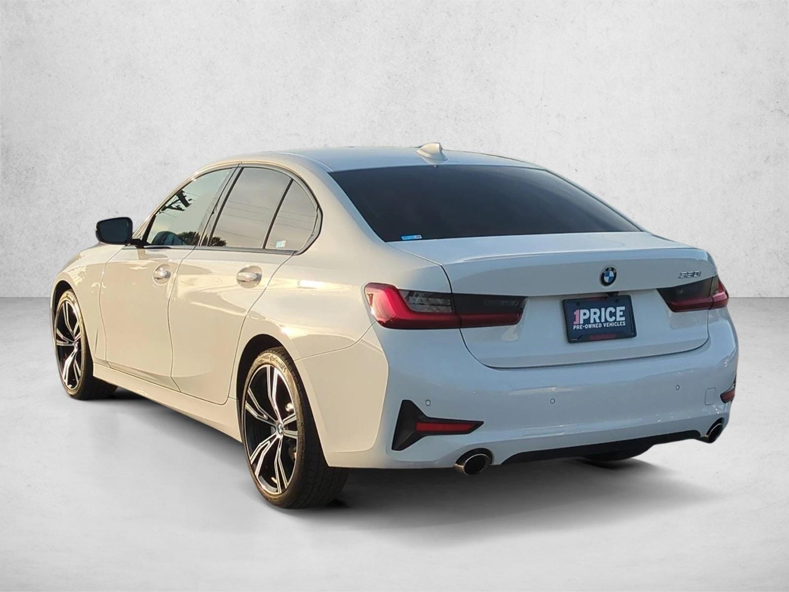 2022 BMW 330i photo 3