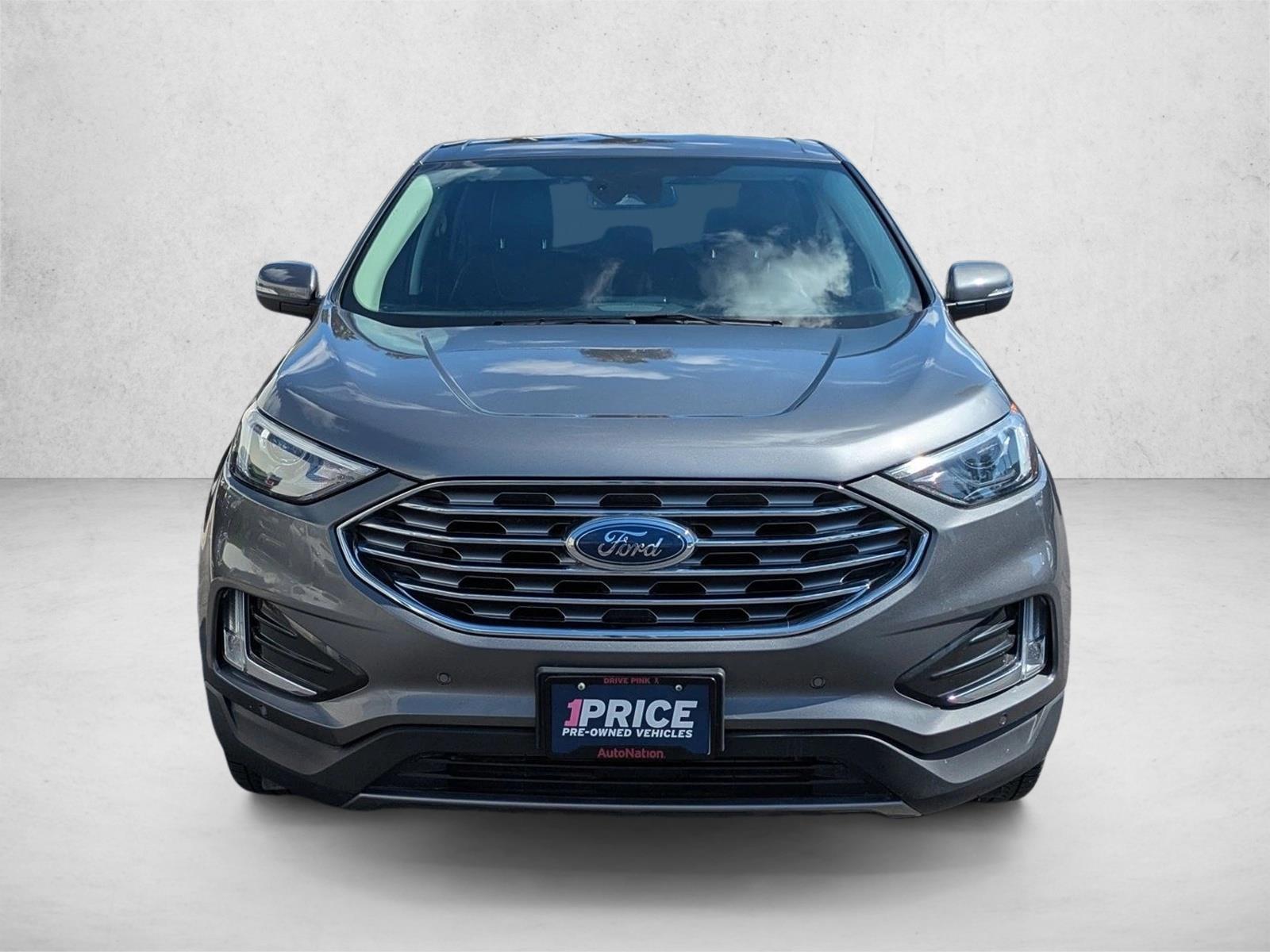 2022 Ford Edge Titanium photo 2