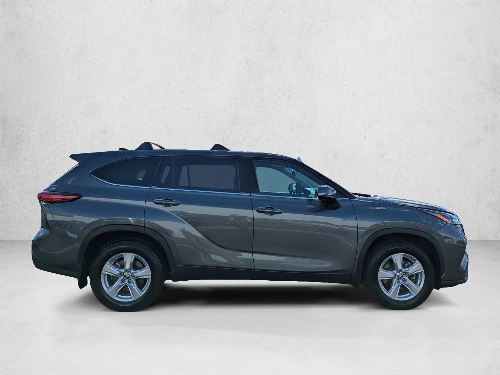 2022 Toyota Highlander LE photo 3