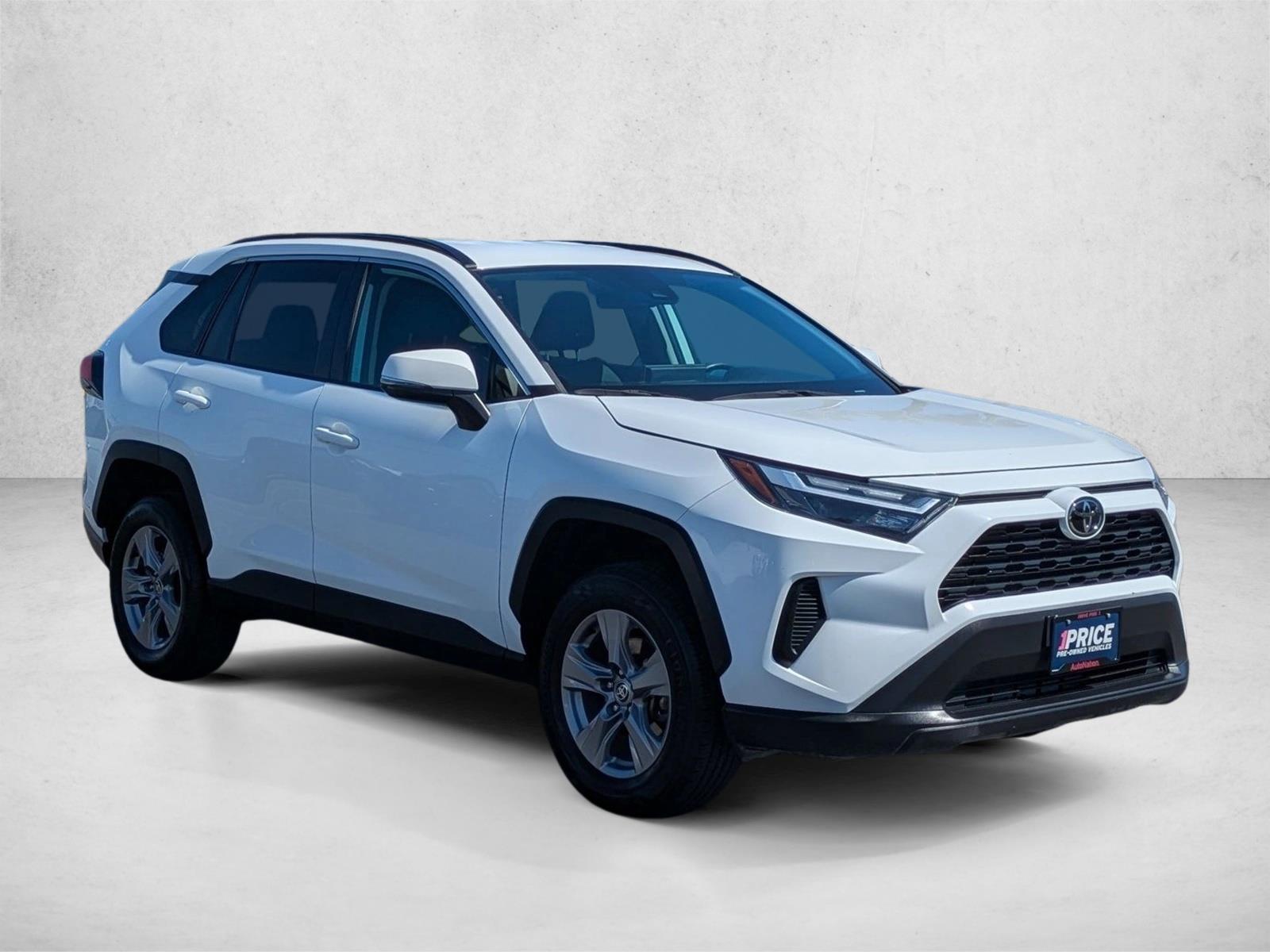 2023 Toyota RAV4 XLE photo 3