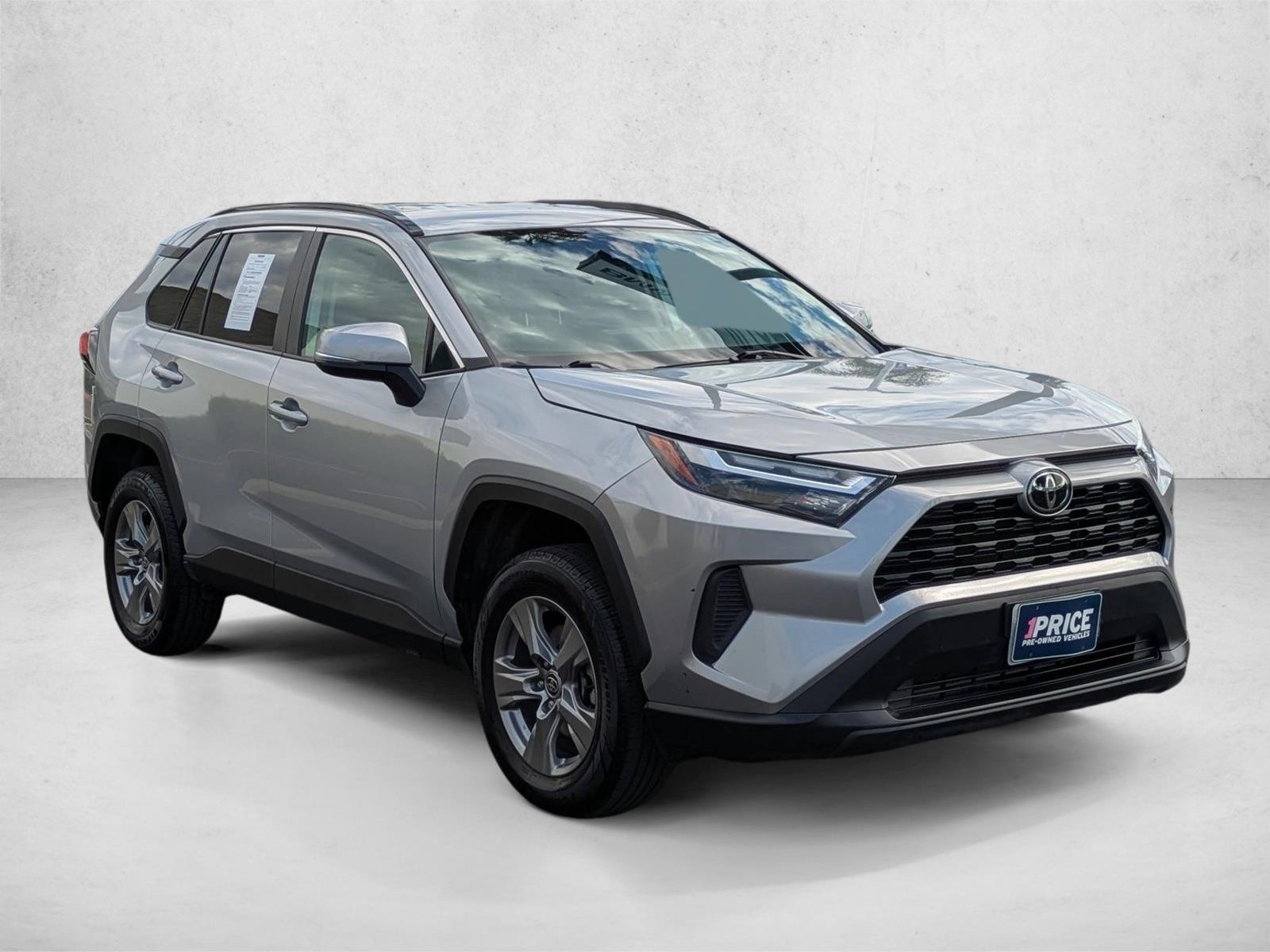 2024 Toyota RAV4 XLE photo 3