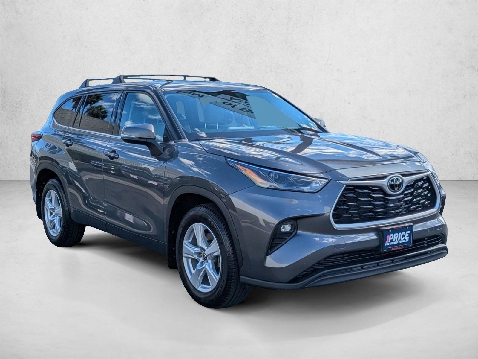 2022 Toyota Highlander LE photo 2