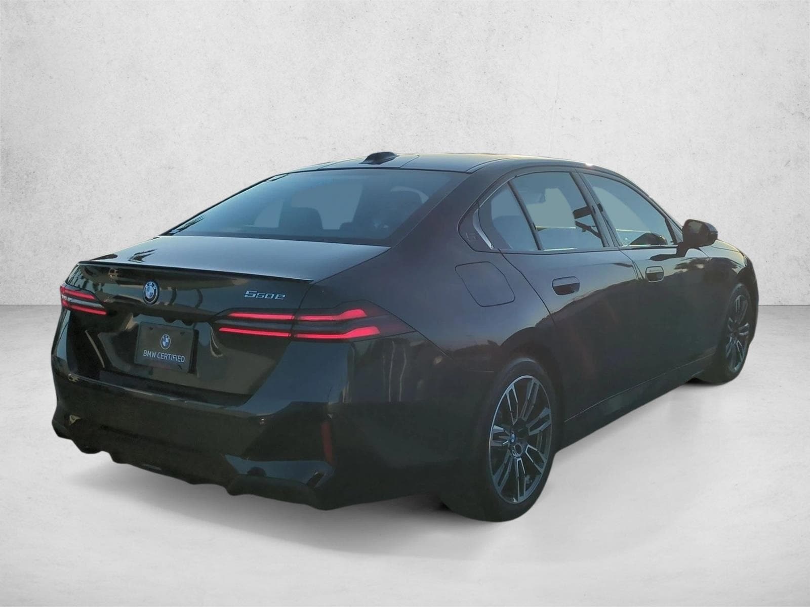 2026 BMW 550e xDrive photo 4