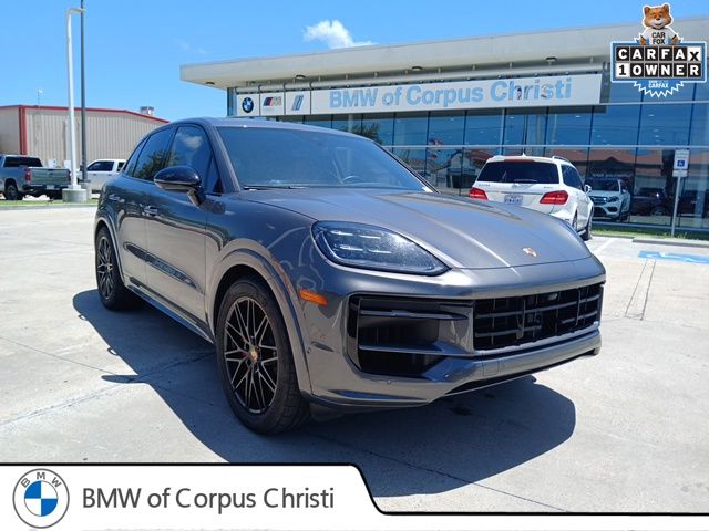 2024 Porsche Cayenne S's photo