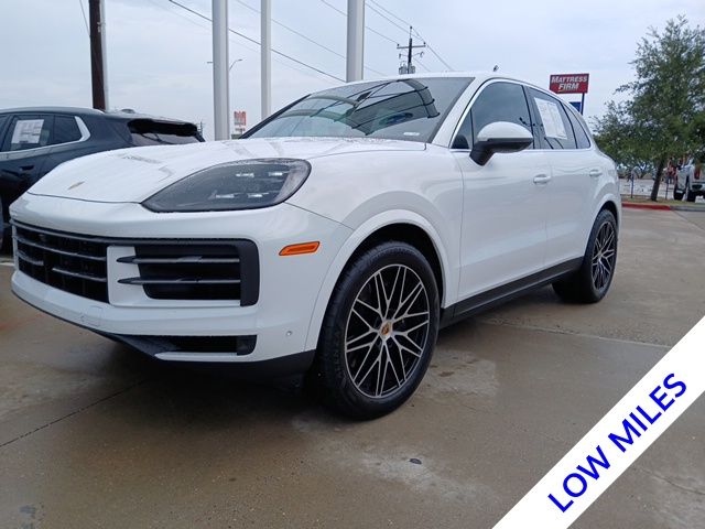 2025 Porsche Cayenne Base photo 3