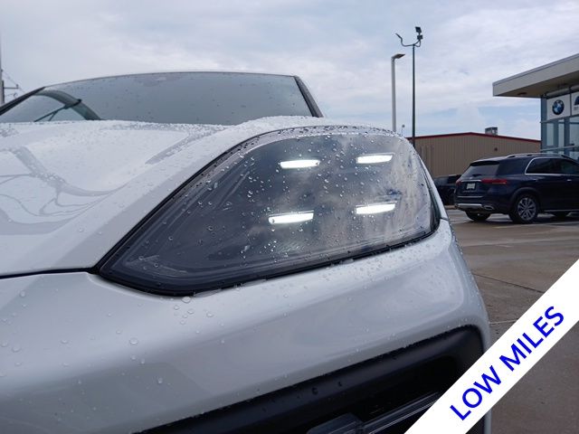 2025 Porsche Cayenne Base photo 4