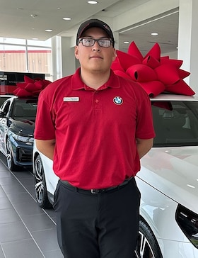 Staff member Leo C. from ID_5c18796aa5e3