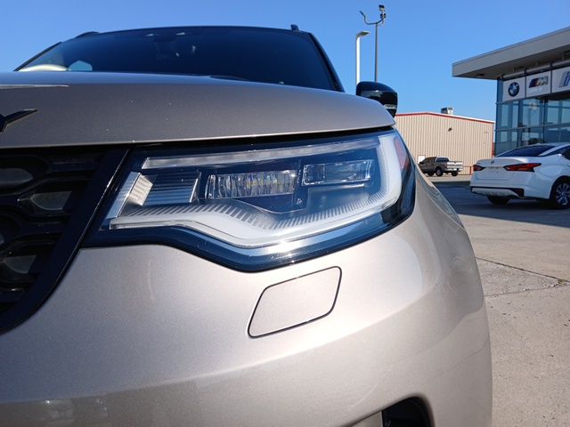 2023 Land Rover Discovery S R-Dynamic photo 3