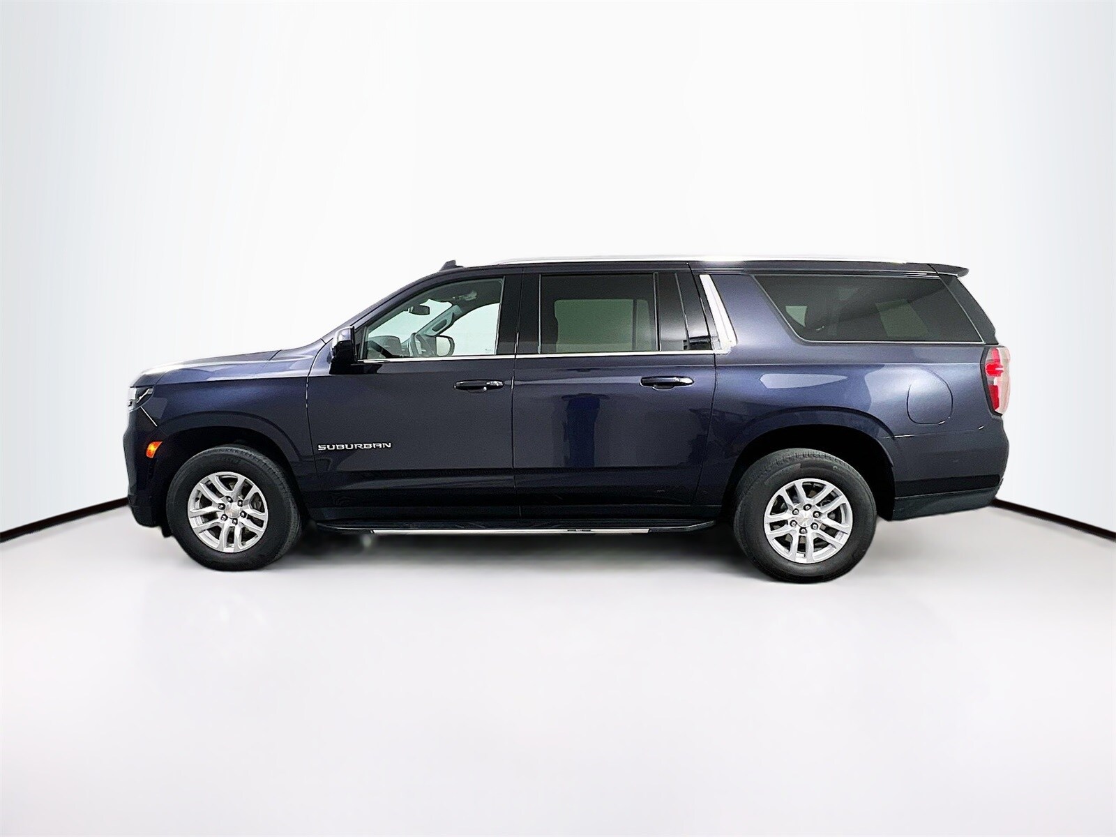 2023 Chevrolet Suburban LT photo 4