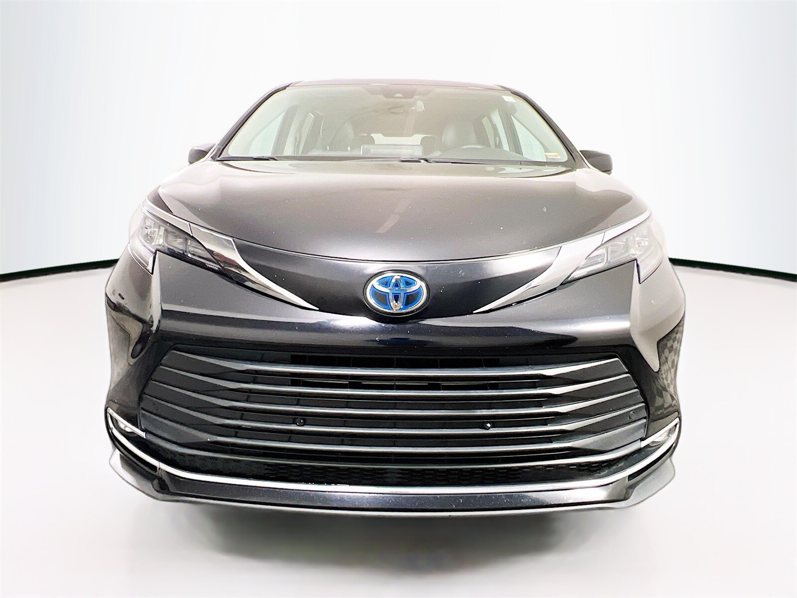 2024 Toyota Sienna XLE photo 2