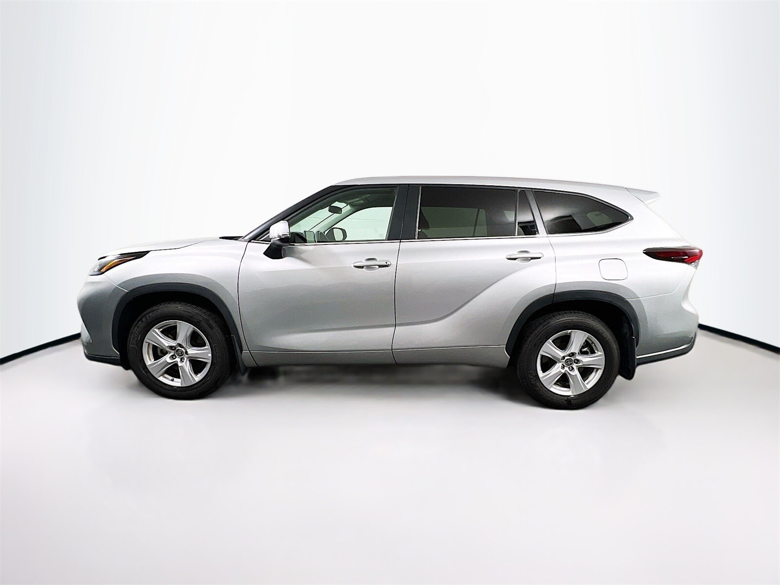 2024 Toyota Highlander LE photo 4