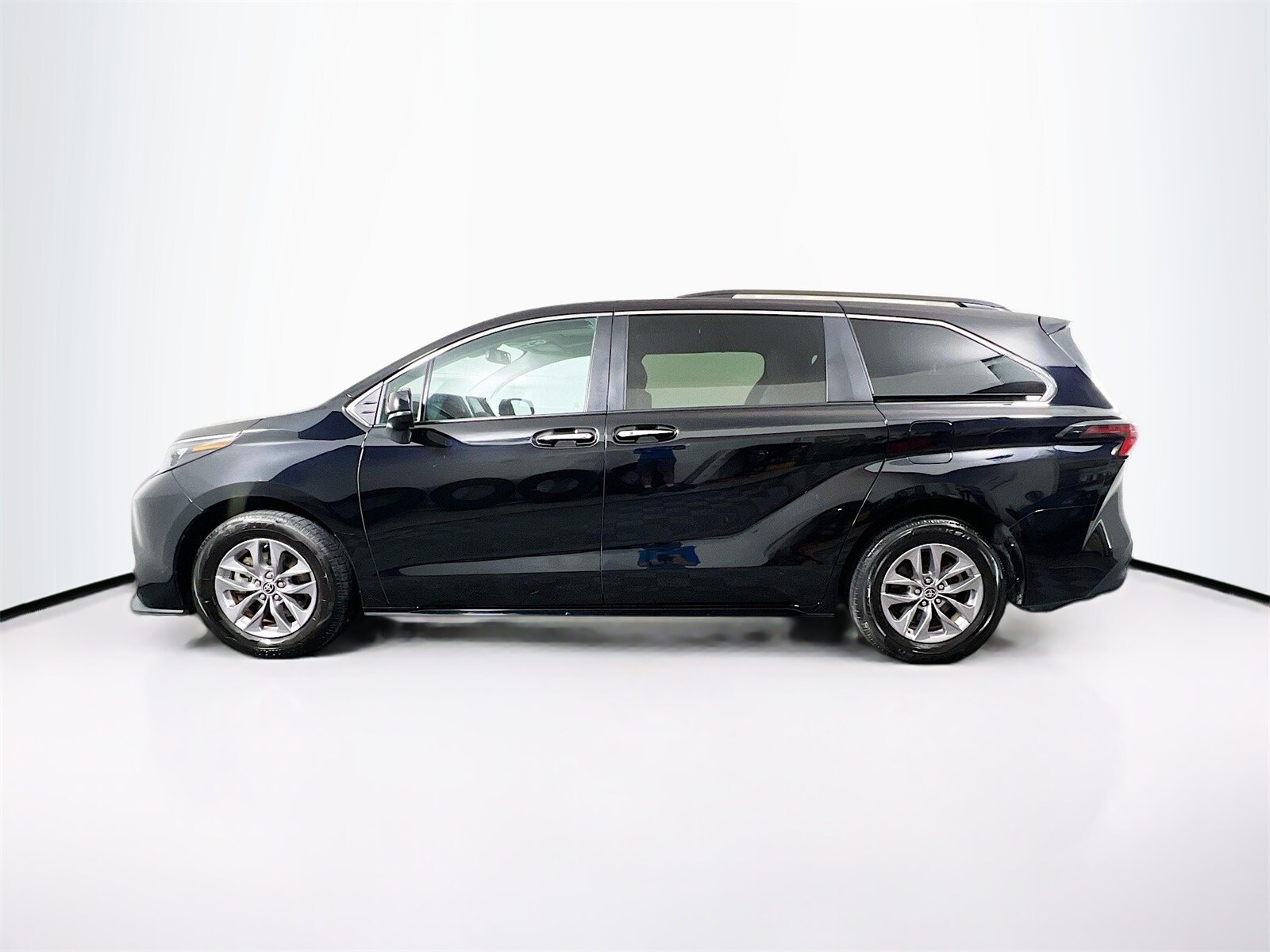 2024 Toyota Sienna XLE photo 4