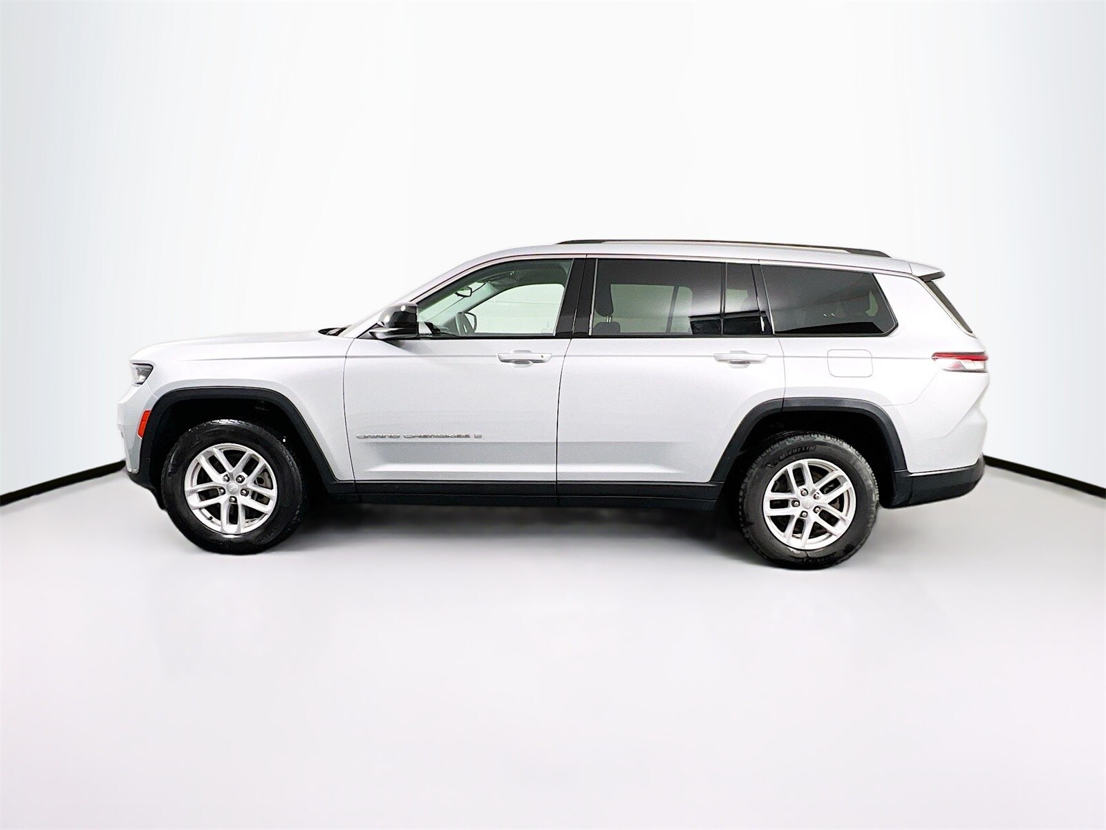 2023 Jeep Grand Cherokee Laredo photo 2