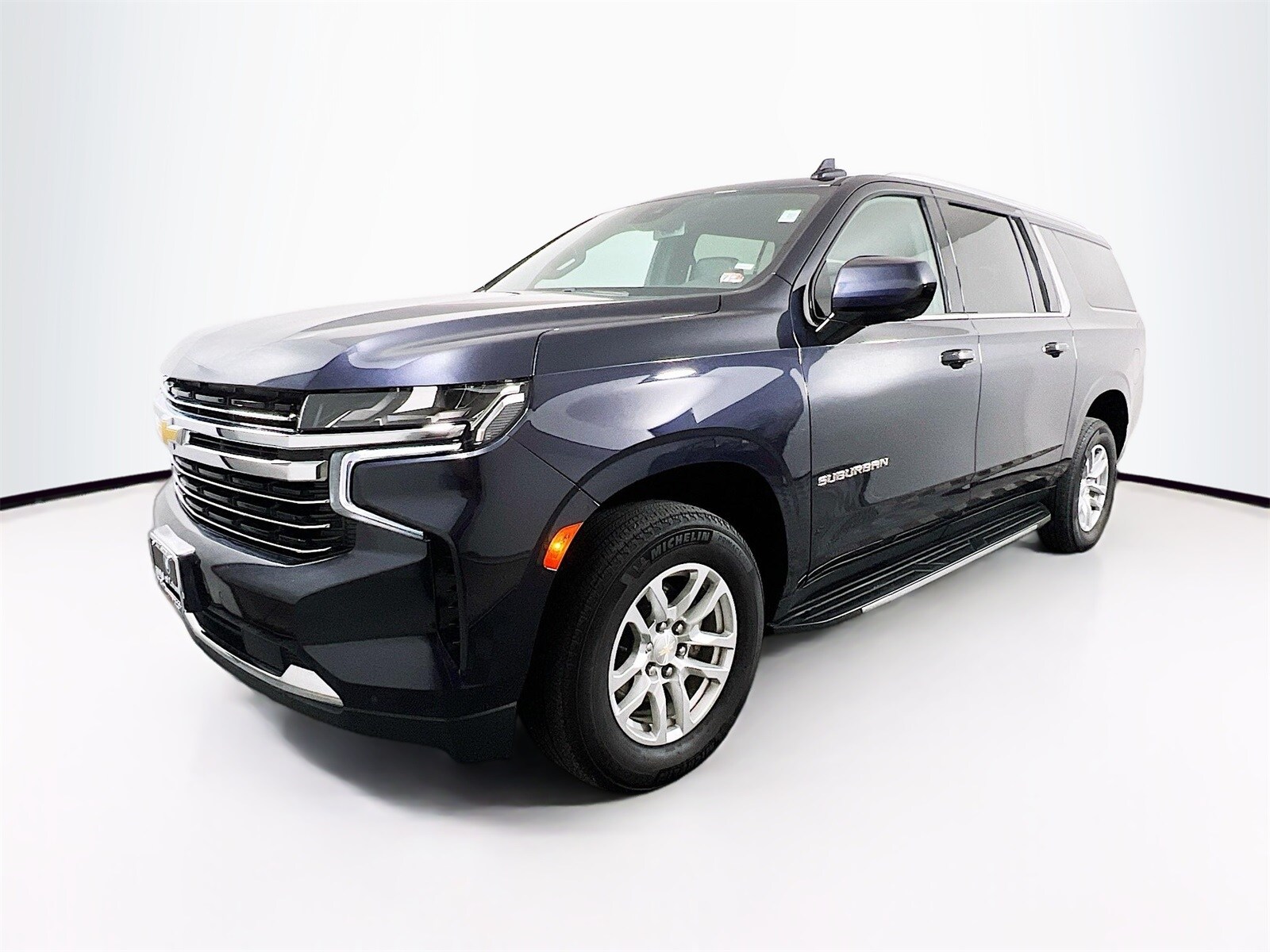 2023 Chevrolet Suburban LT photo 3