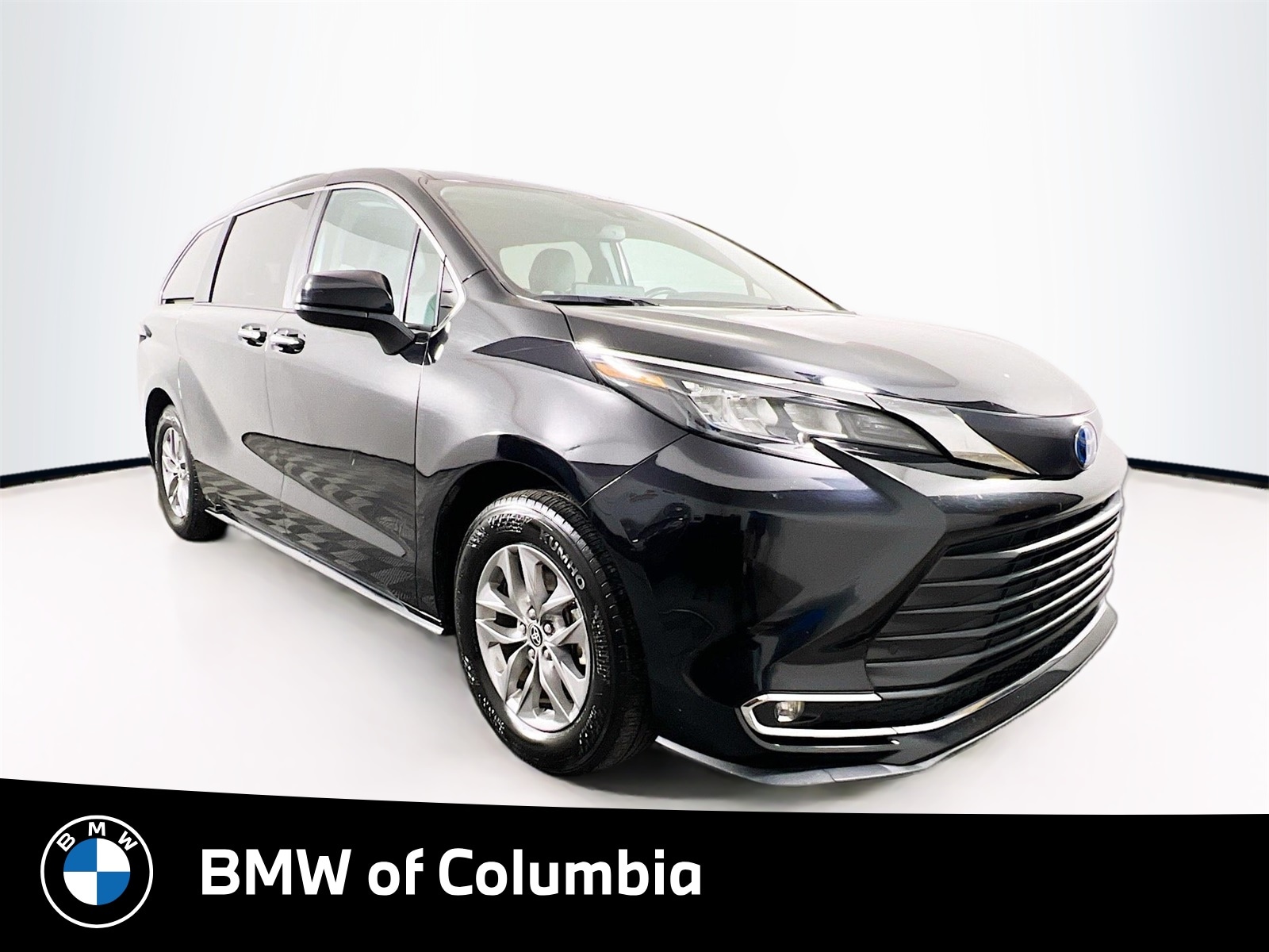 2024 Toyota Sienna XLE's photo