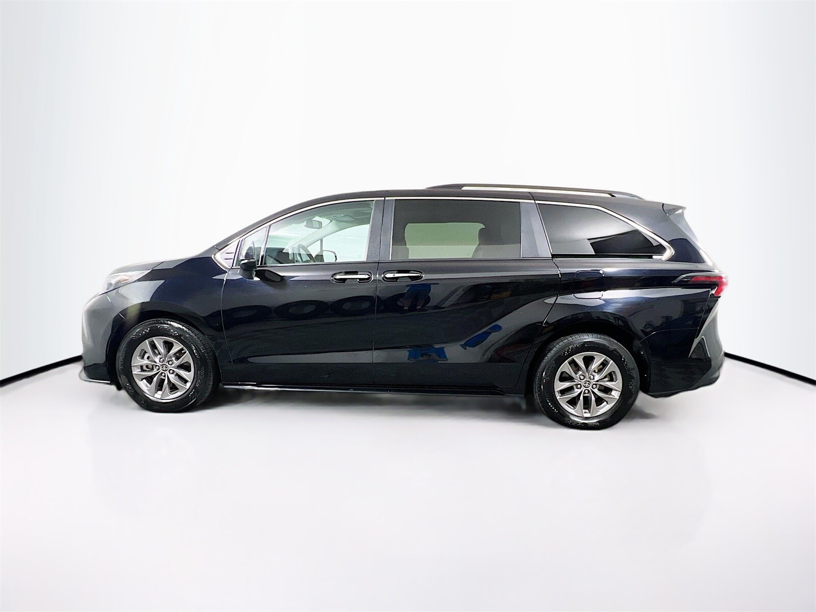 2024 Toyota Sienna XLE photo 2