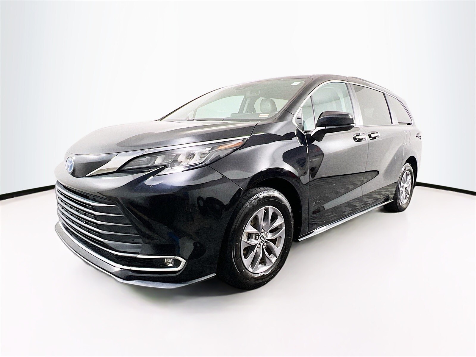 2024 Toyota Sienna XLE photo 3