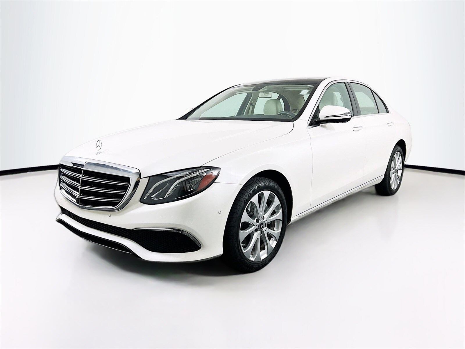 2019 Mercedes Benz E 300 photo 3