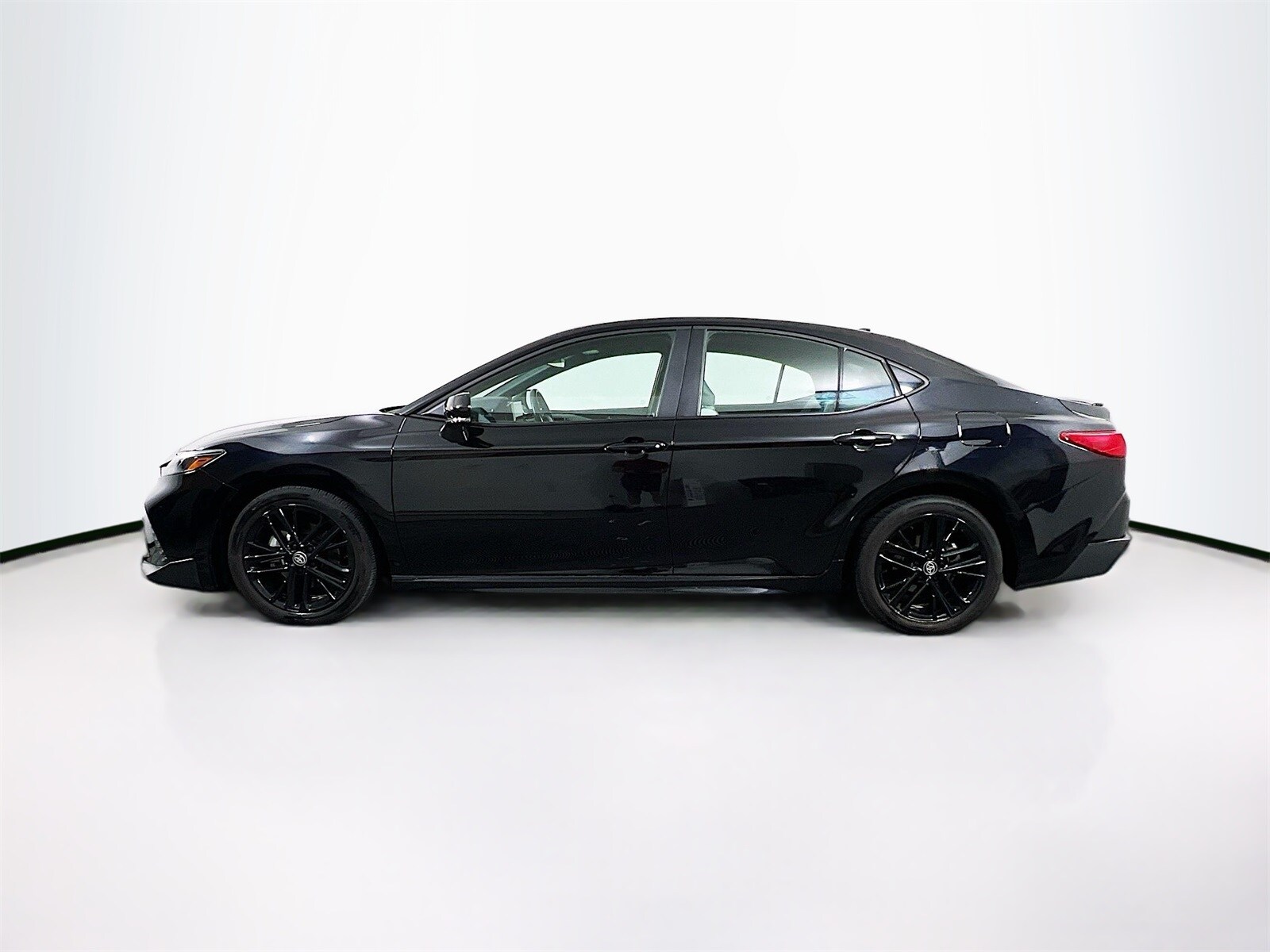 2025 Toyota Camry SE photo 4
