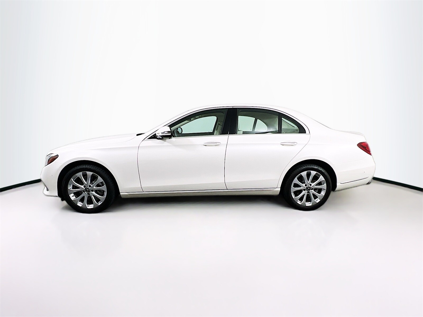 2019 Mercedes Benz E 300 photo 4