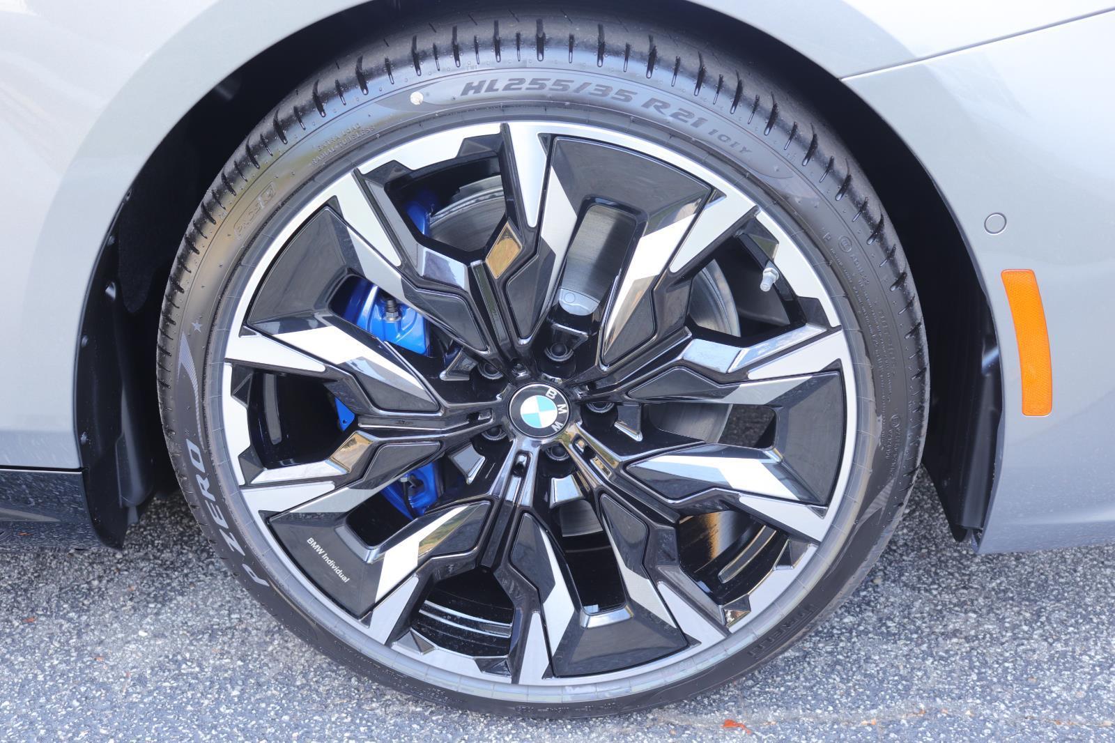 2026 BMW 5 Series 550e - Photo 43