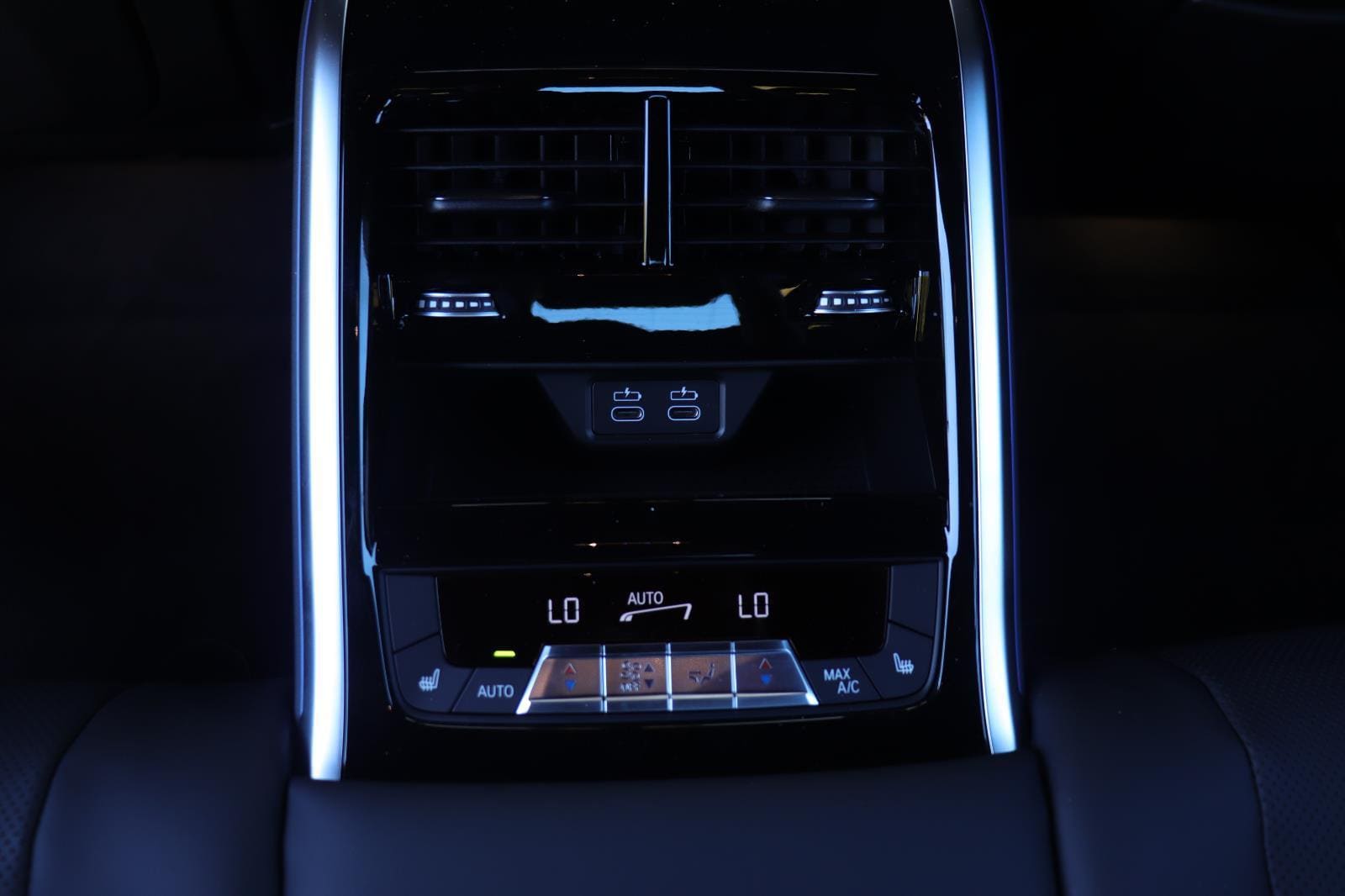2026 BMW 8 Series M850i - Photo 22