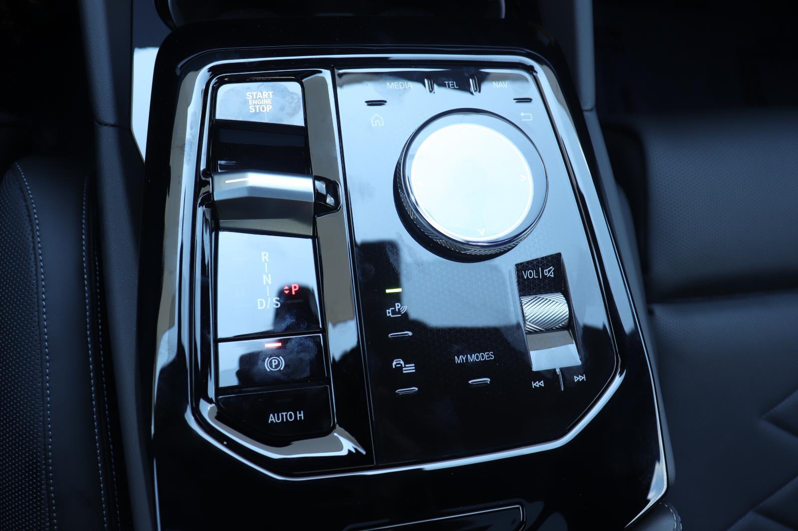 2026 BMW 5 Series 550e - Photo 38
