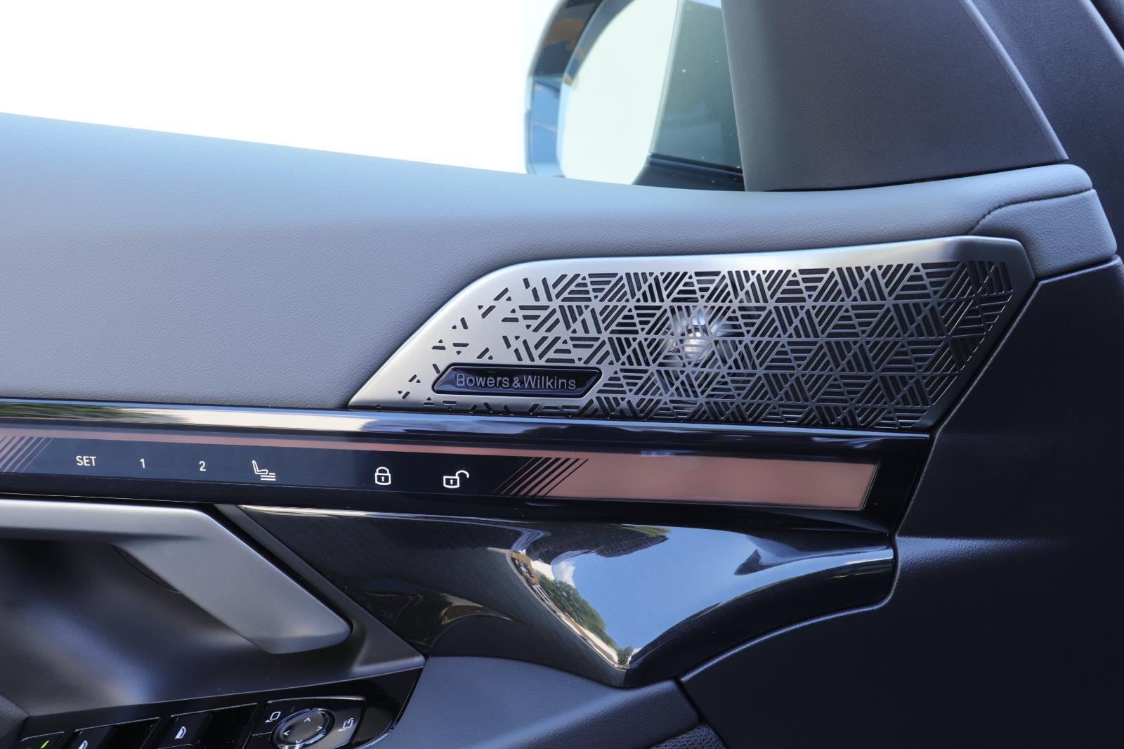 2026 BMW 5 Series 550e - Photo 24