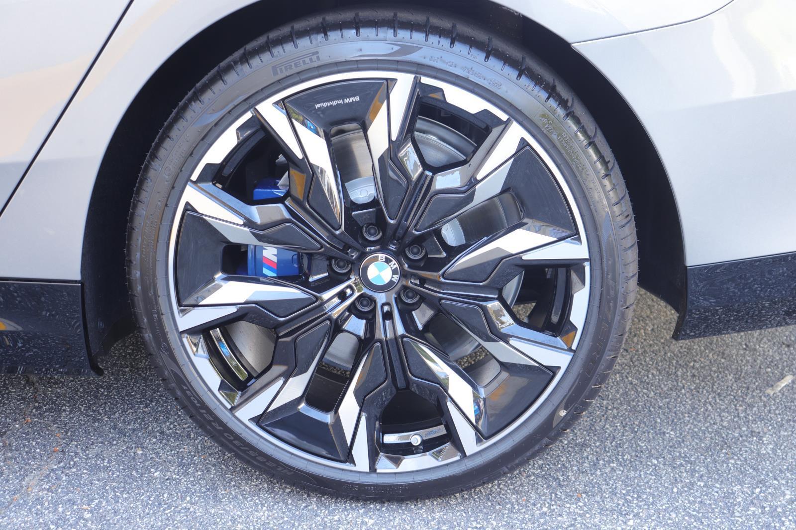2026 BMW 5 Series 550e - Photo 42